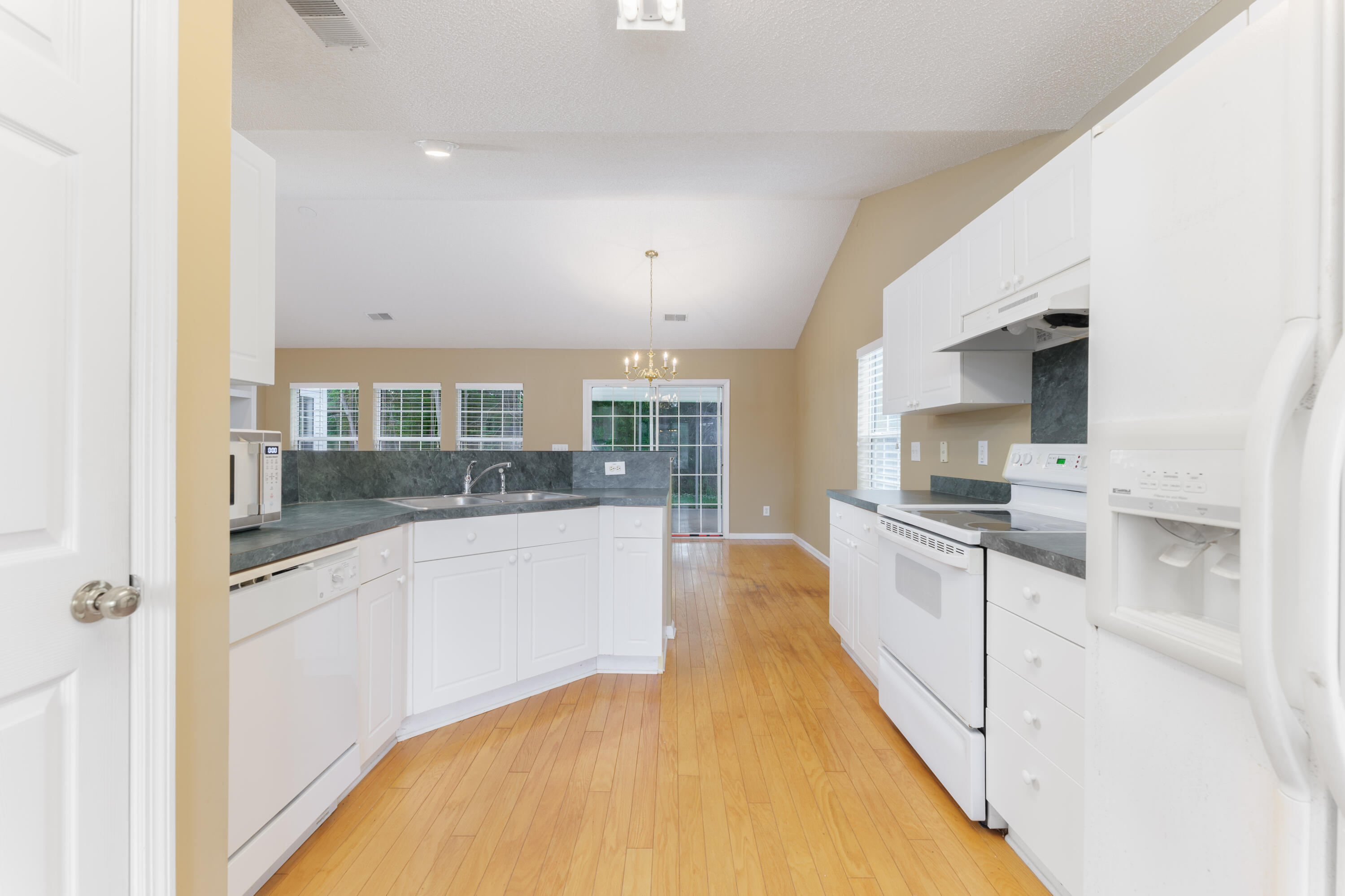 582 Carters Grove Road Charleston, SC 29414 - Photo 10 of 34 Kitchen
