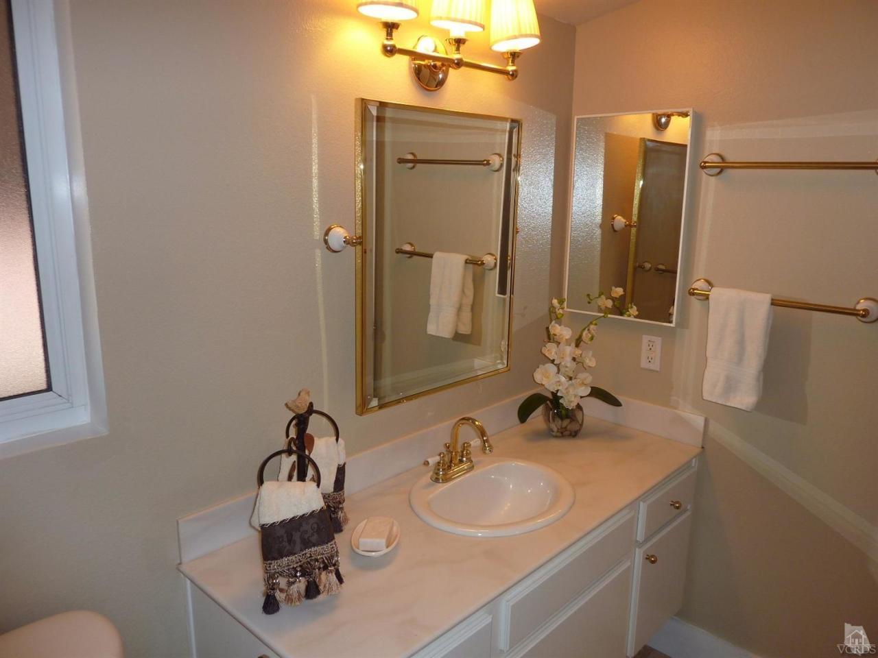 192 Wrangler Road Simi Valley, CA 93065 - Photo 16 of 40 a bathroom with 2 sink and a mirror