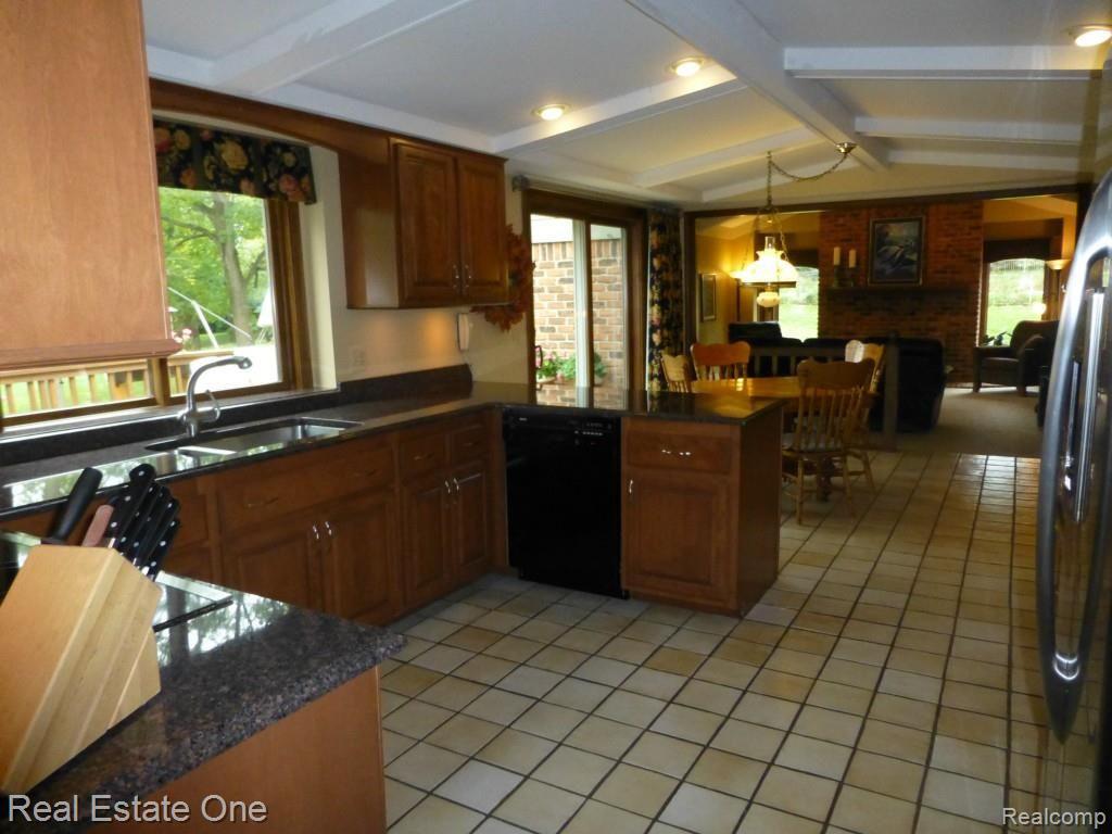 2581 Topsham Drive Rochester, MI 48306 - Photo 8 of 24 P1010068.jpg