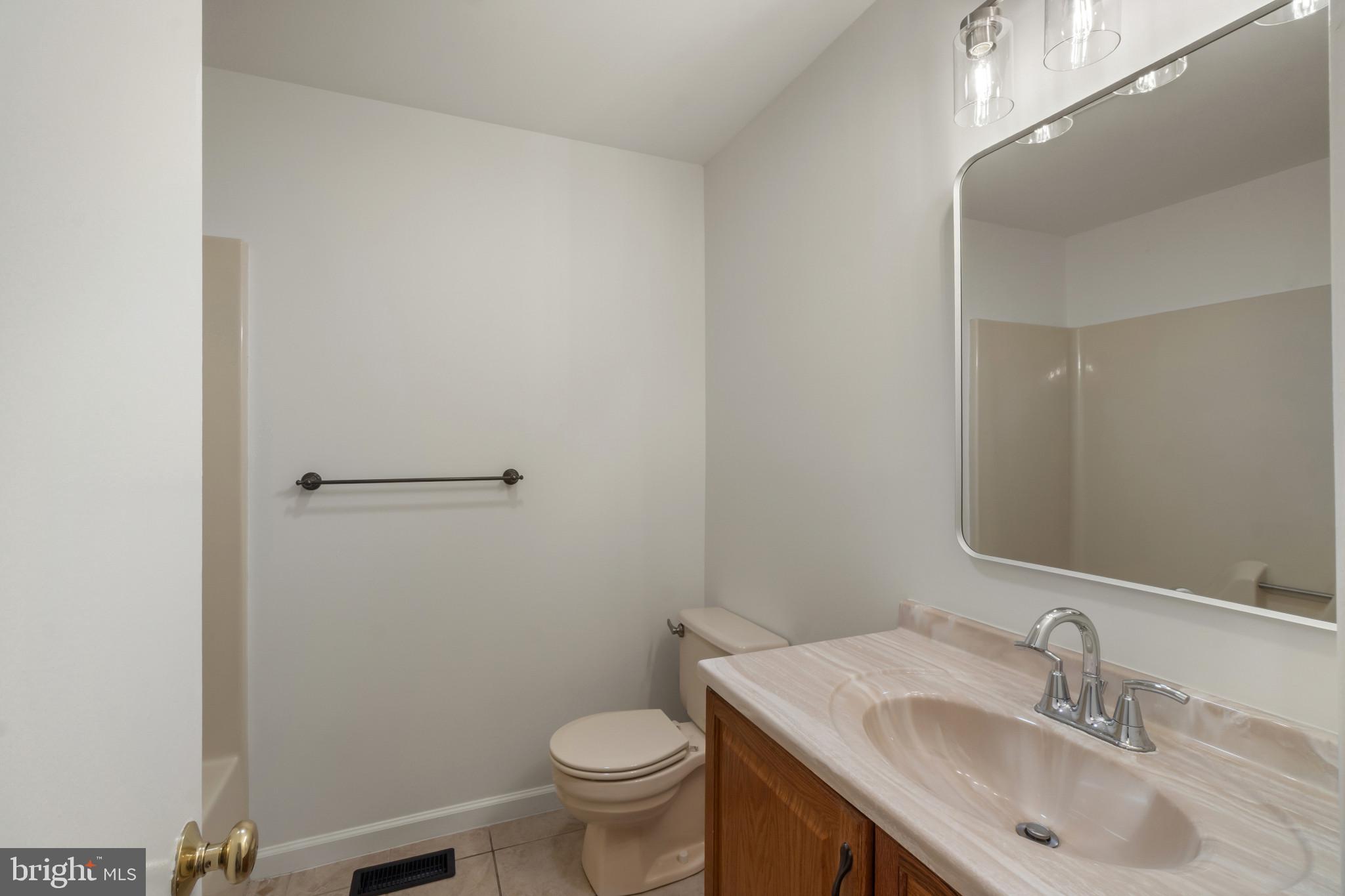 2217 Ridgemont Drive Finksburg, MD 21048 - Photo 24 of 39 Full Hall Bathroom