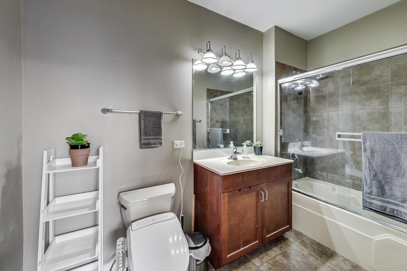 1038 South Racine Avenue, Unit 201 Chicago, IL 60607 - Photo 12 of 19