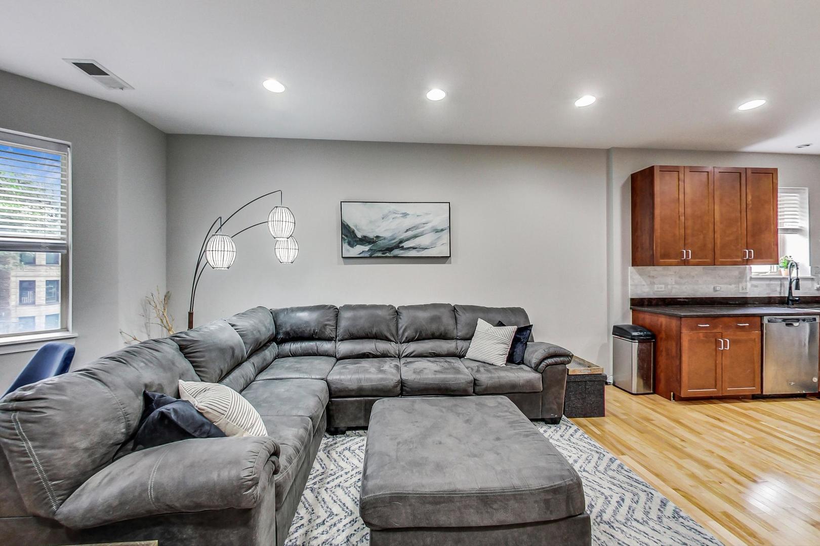 1038 South Racine Avenue, Unit 201 Chicago, IL 60607 - Photo 3 of 19