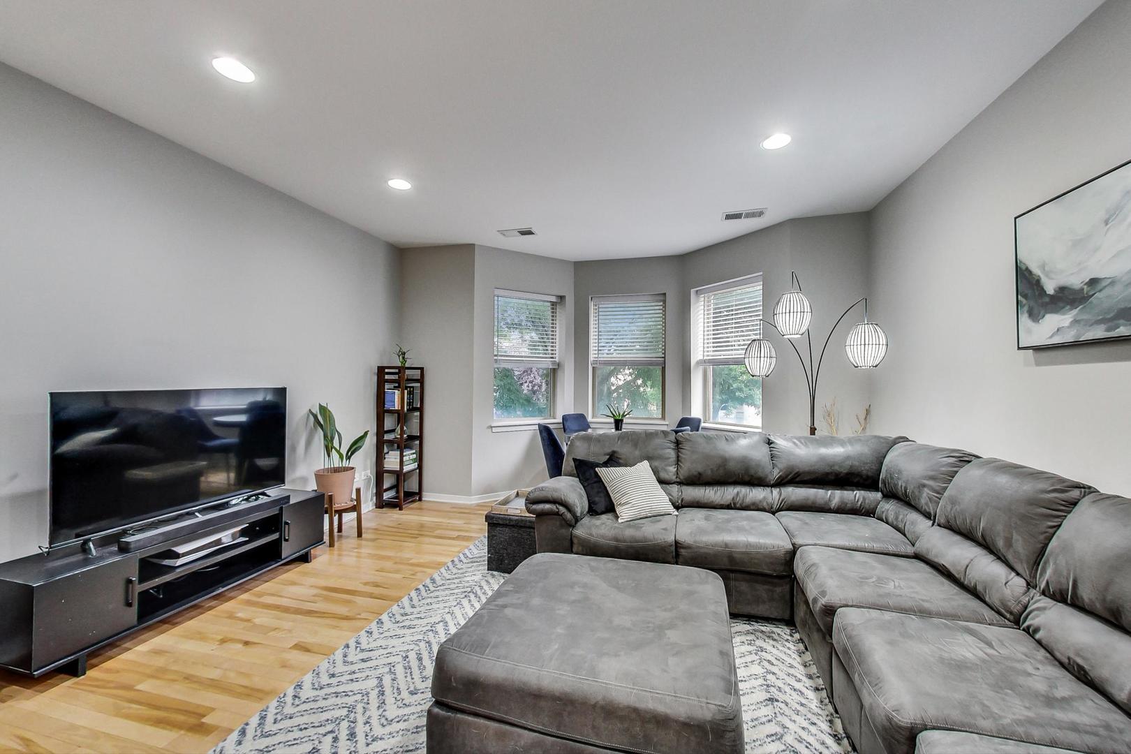1038 South Racine Avenue, Unit 201 Chicago, IL 60607 - Photo 4 of 19