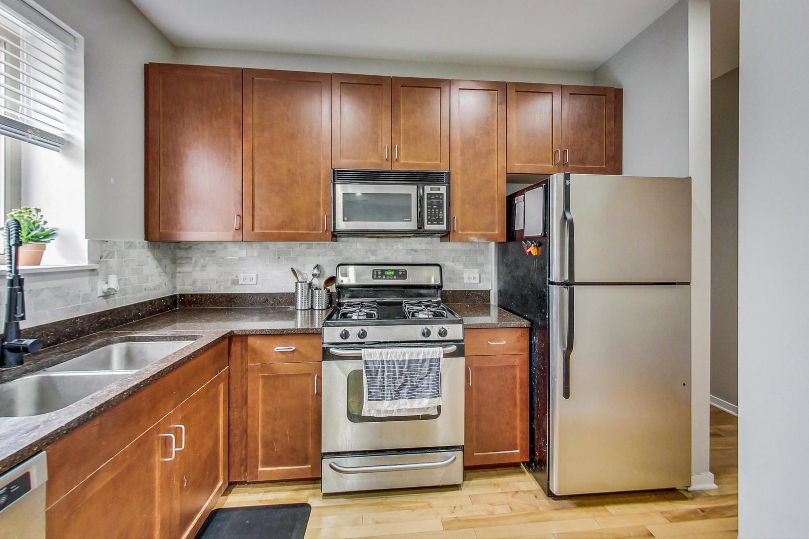 1038 South Racine Avenue, Unit 201 Chicago, IL 60607 - Photo 8 of 19