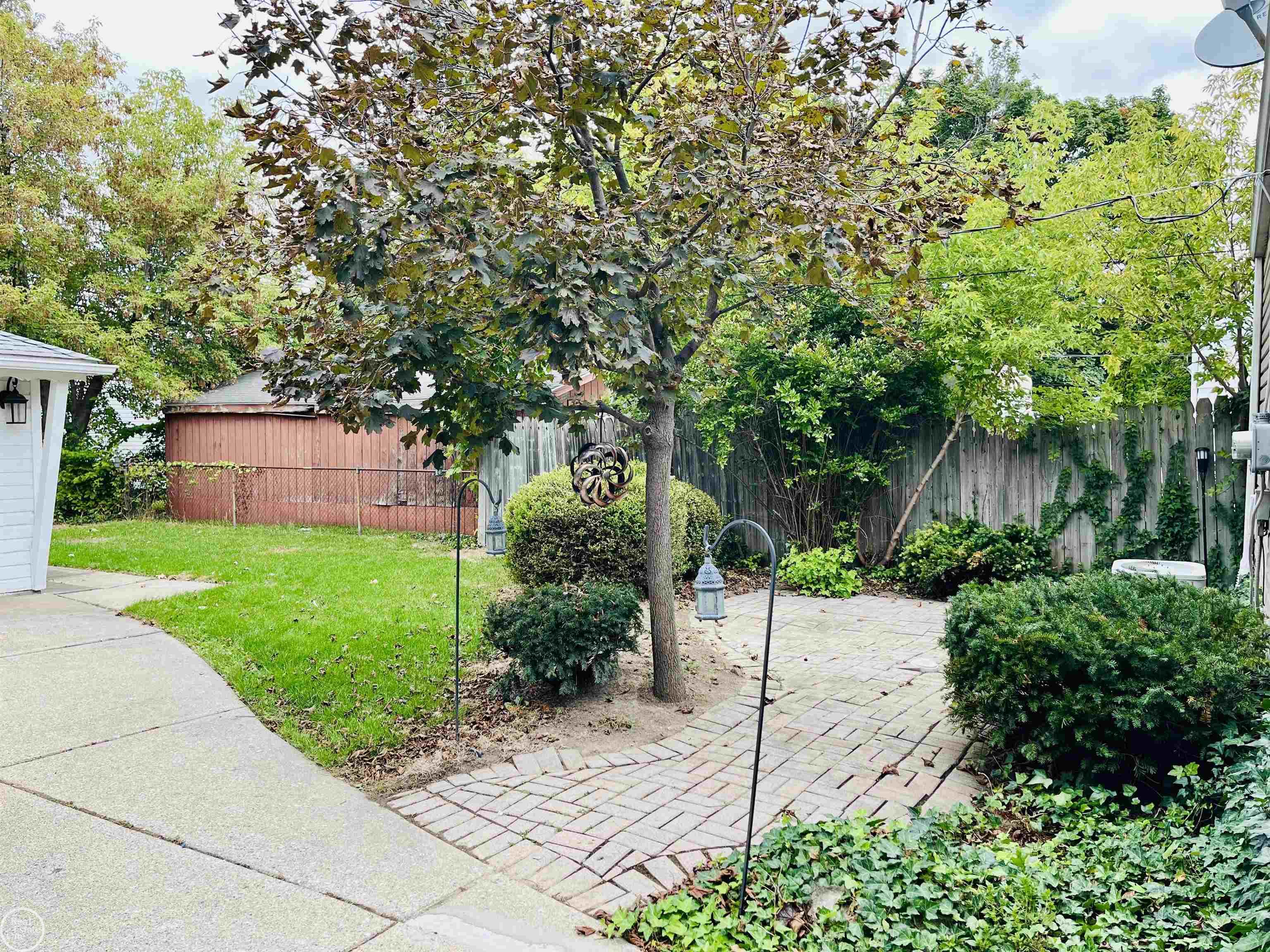 23015 Roxana Avenue Eastpointe, MI 48021 - Photo 27 of 37 50091719-26.JPG