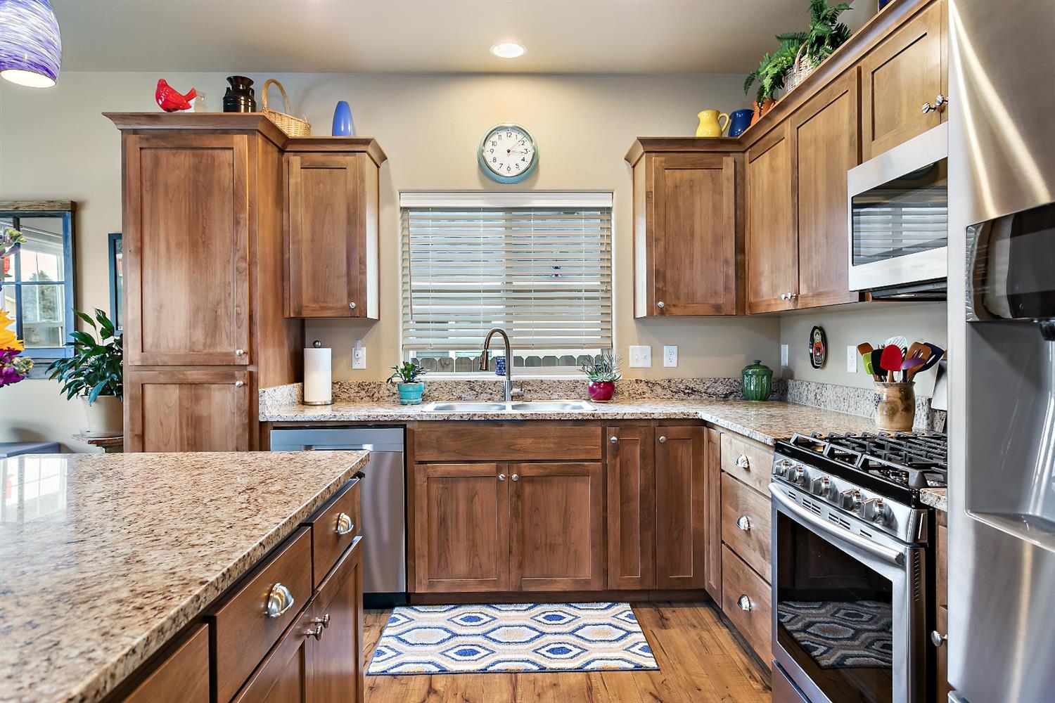 118 Suncrest Road Talent, OR 97540 - Photo 8 of 23 Beautiful wood cabinetry and granite cou