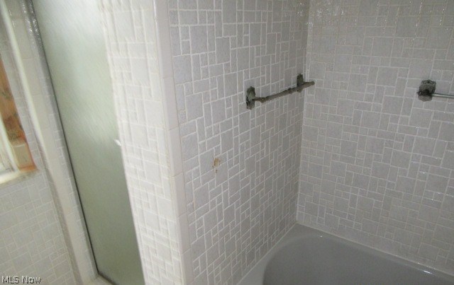 1437 Westover Road Cleveland, OH 44118 - Photo 6 of 30 bathroom 1