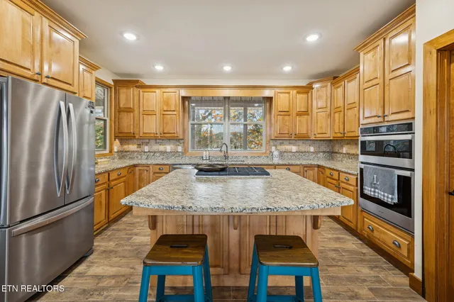 $1,125,000 | 2070 Holly Bend Drive, Byrdstown, TN 38549