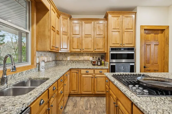 $999,999 | 2070 Holly Bend Drive, Byrdstown, TN 38549