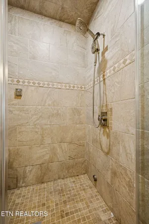 $999,999 | 2070 Holly Bend Drive, Byrdstown, TN 38549