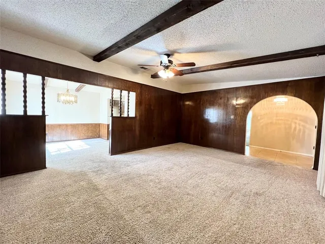 a view of livingroom with a ceiling fan