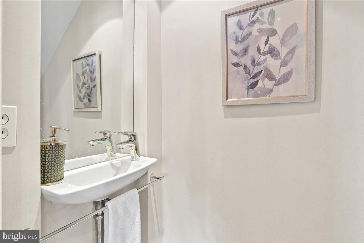 1752 17th Street Northwest Washington, DC 20009 - Photo 7 of 32 Powder Room