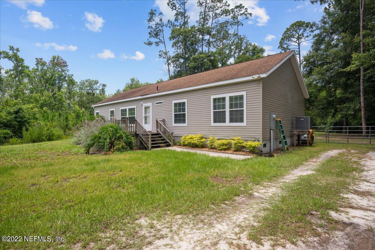 a view of a house with backyard and garden