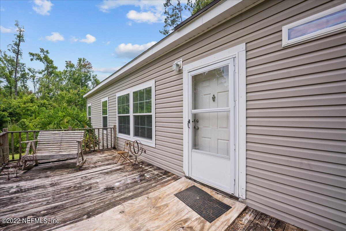 101 Sand Lake Road Interlachen, FL 32148 - Photo 32 of 40 a porch with seating space