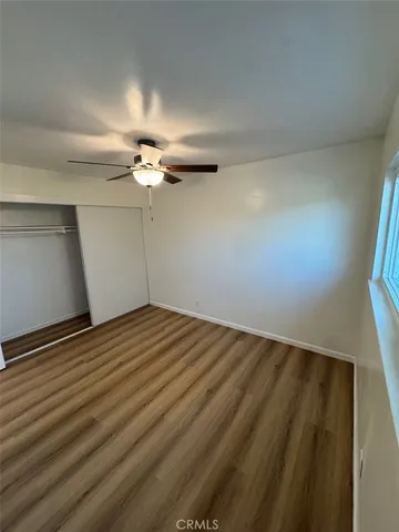 a view of a livingroom with a ceiling fan and hardwood floor
