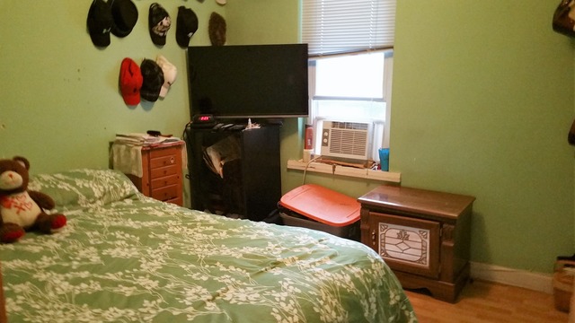 2441 West Haddon Avenue Chicago, IL 60622 - Photo 4 of 10 a bedroom with a bed and flat screen tv