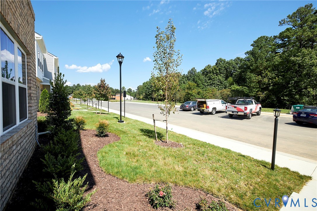 214 Greenpark Road Sandston, VA 23150 - Photo 3 of 50 View of green lawn