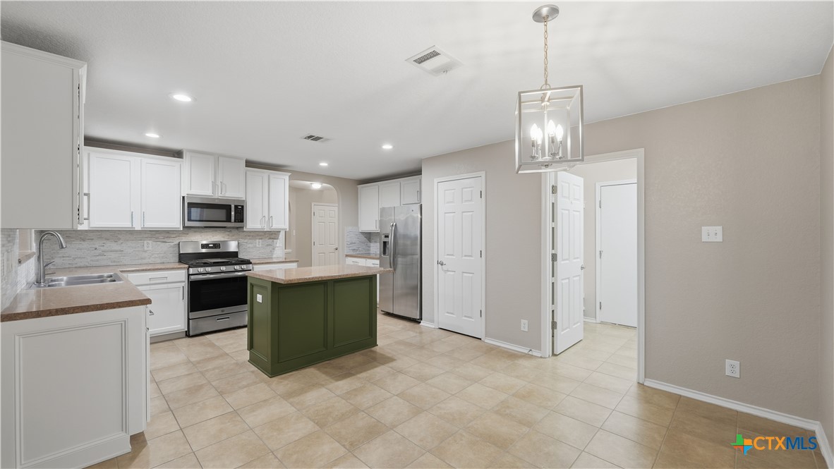 716 Hollow Ridge Schertz, TX 78108 - Photo 17 of 47 Spacious island kitchen