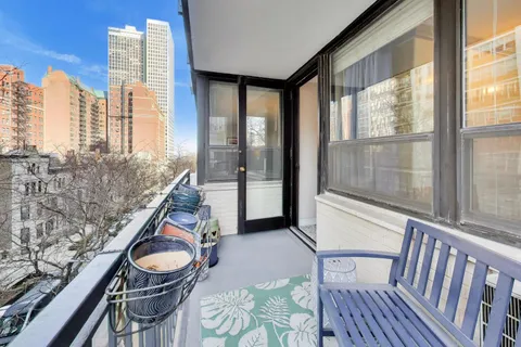 $240,000 | 33 East Cedar Street, Unit 6E, Chicago, IL 60611