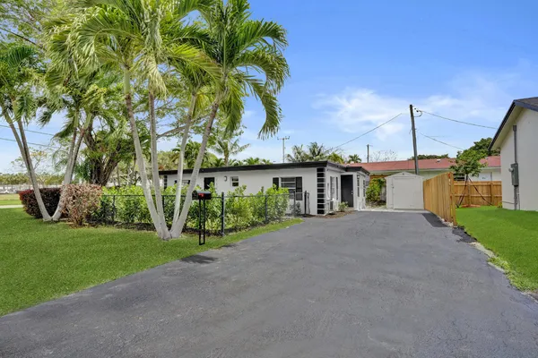 $1,800 | 234 Northeast 14th Avenue, Unit 2, Pompano Beach, FL 33060