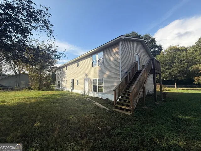 a view of a house with backyard