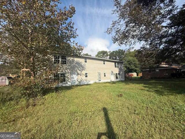 a view of a backyard