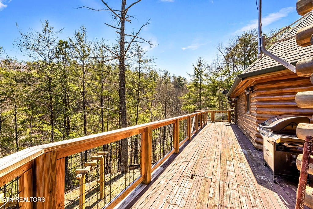 206 Cobblestone Way Townsend, TN 37882 - Photo 41 of 50 a view of balcony with wooden floor and fence
