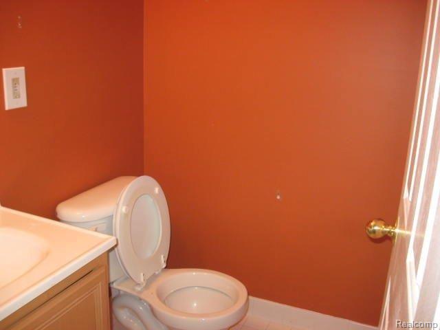 1610 Rivers Edge Rochester, MI 48307 - Photo 8 of 10 HALF BATH R.JPG