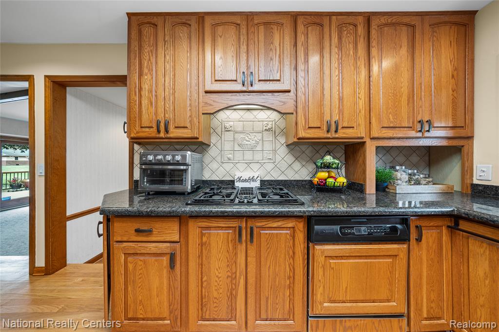 26131 Pleasant Valley Road Farmington Hills, MI 48331 - Photo 22 of 61