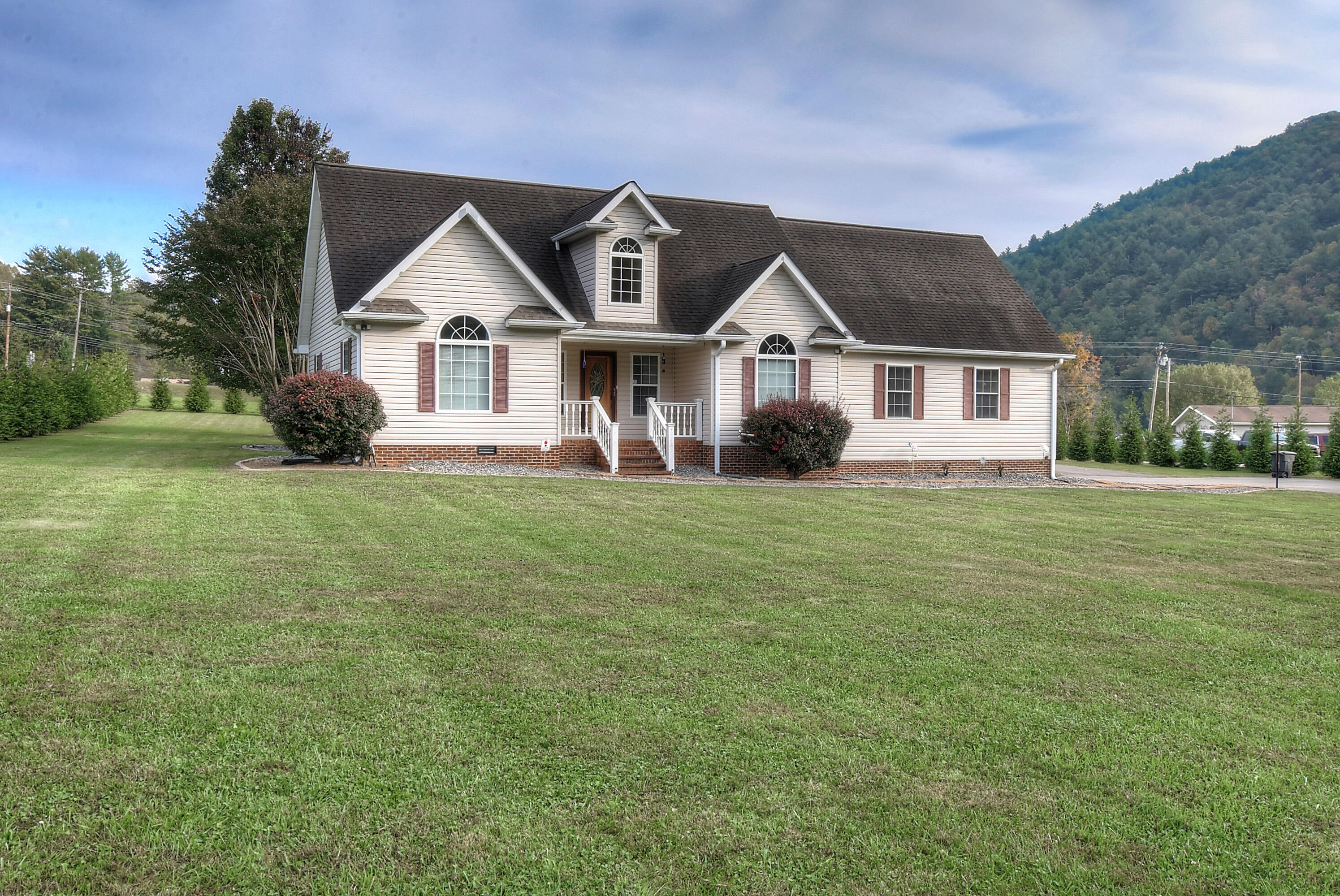 580 Doeville Road Butler, TN 37640 - Photo 1 of 51 580 doeville road butler, tn 37640 (1)