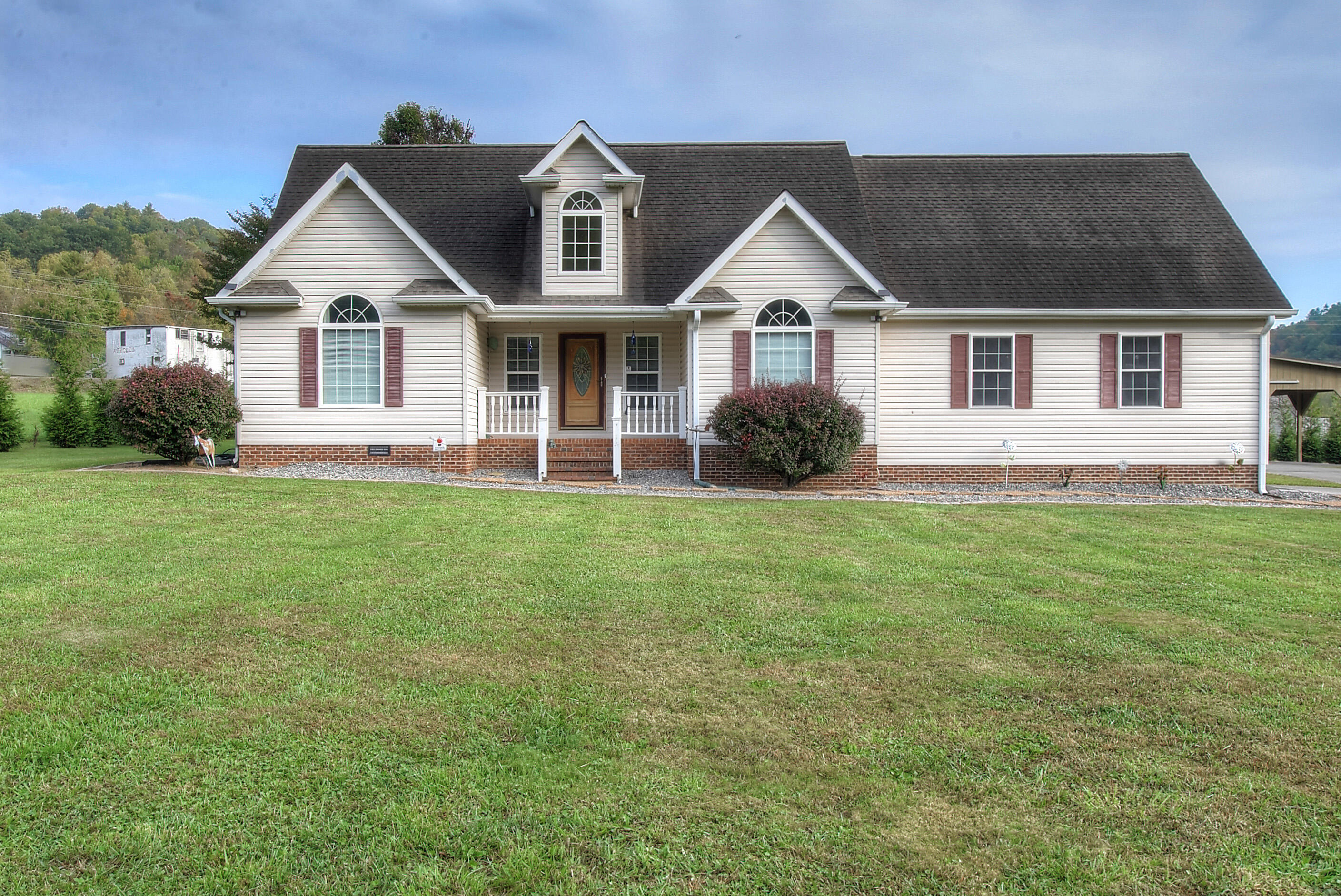 580 Doeville Road Butler, TN 37640 - Photo 2 of 51 580 doeville road butler, tn 37640 (2)