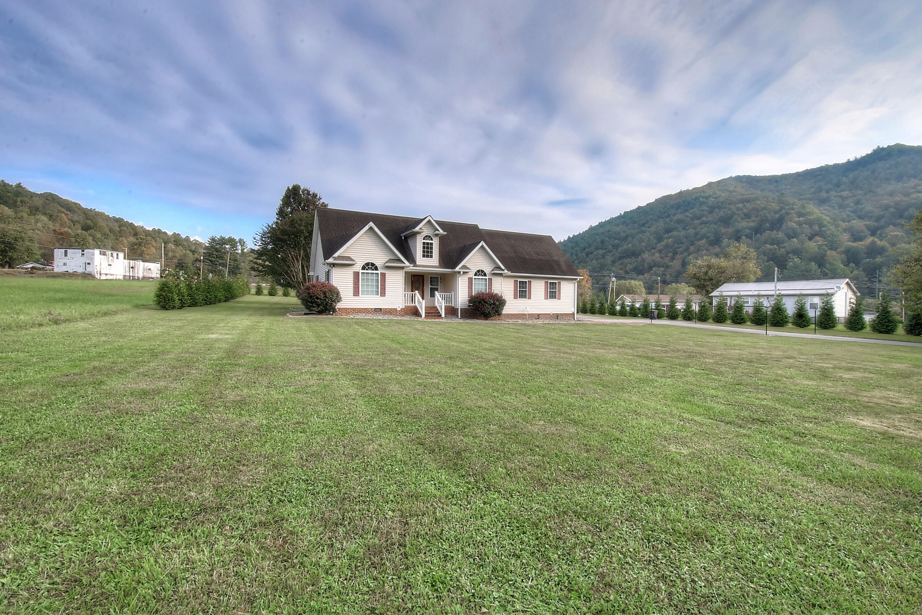 580 Doeville Road Butler, TN 37640 - Photo 3 of 51 580 doeville road butler, tn 37640 (3)