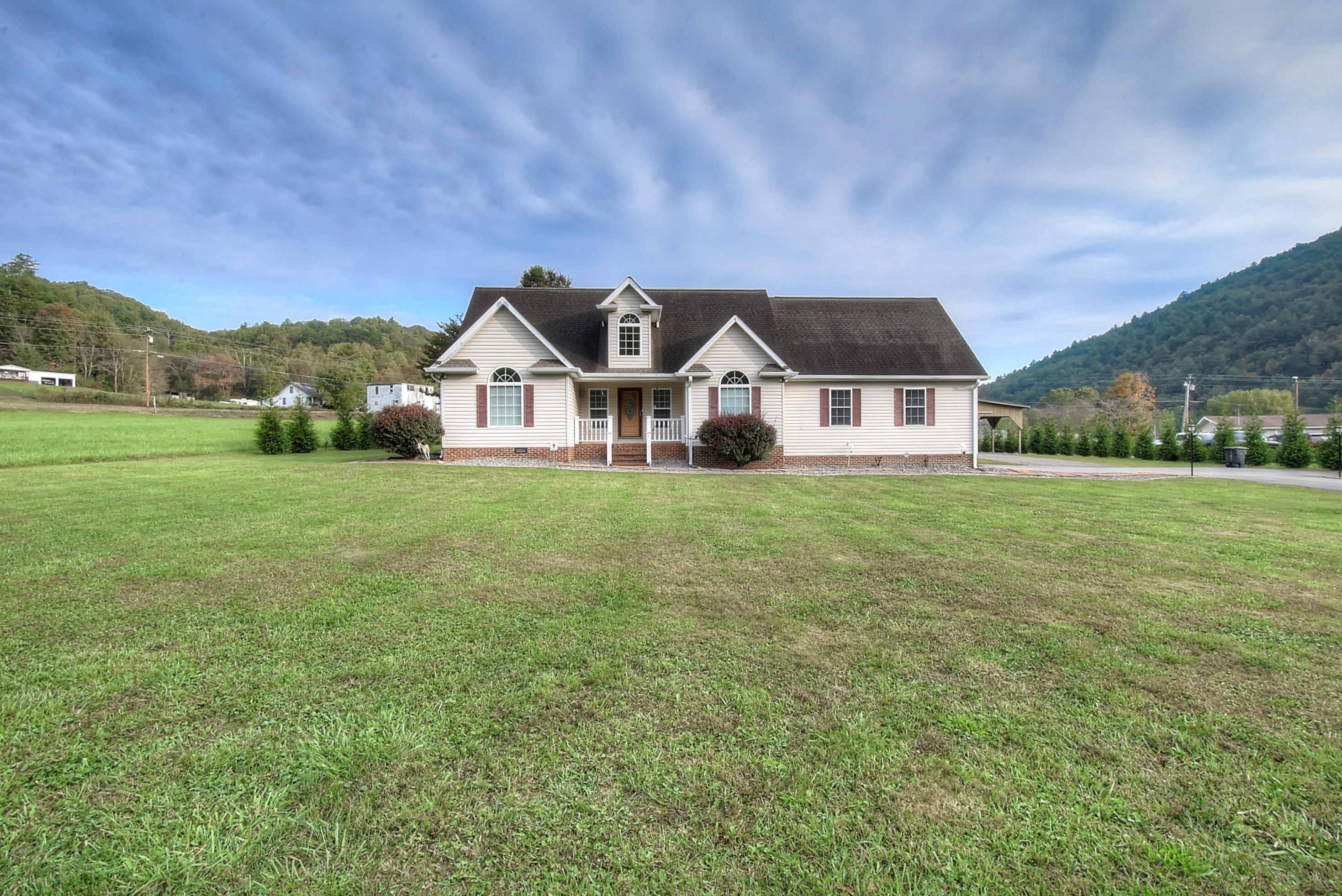 580 Doeville Road Butler, TN 37640 - Photo 4 of 51 580 doeville road butler, tn 37640 (4)