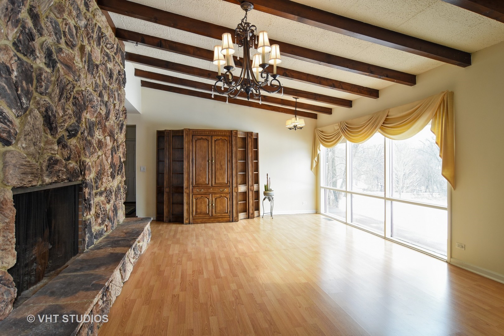 21098 North Valley Road Kildeer, IL 60047 - Photo 3 of 16 a view of a hallway with a chandelier
