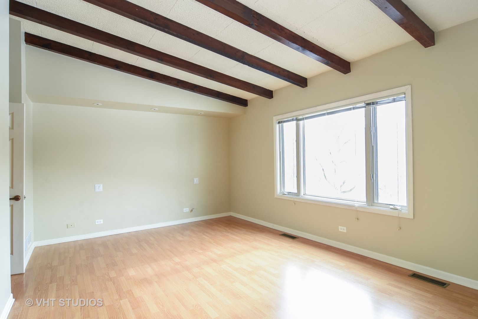 21098 North Valley Road Kildeer, IL 60047 - Photo 8 of 16 a view of an empty room with a window