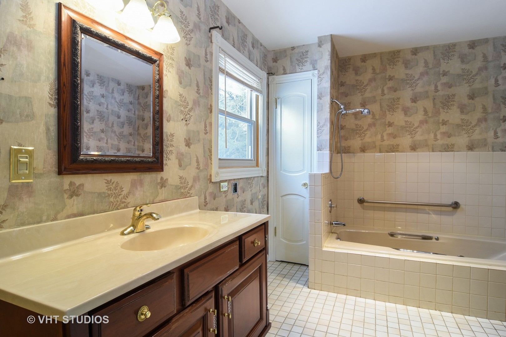 21098 North Valley Road Kildeer, IL 60047 - Photo 9 of 16 a bathroom with a sink and a bathtub