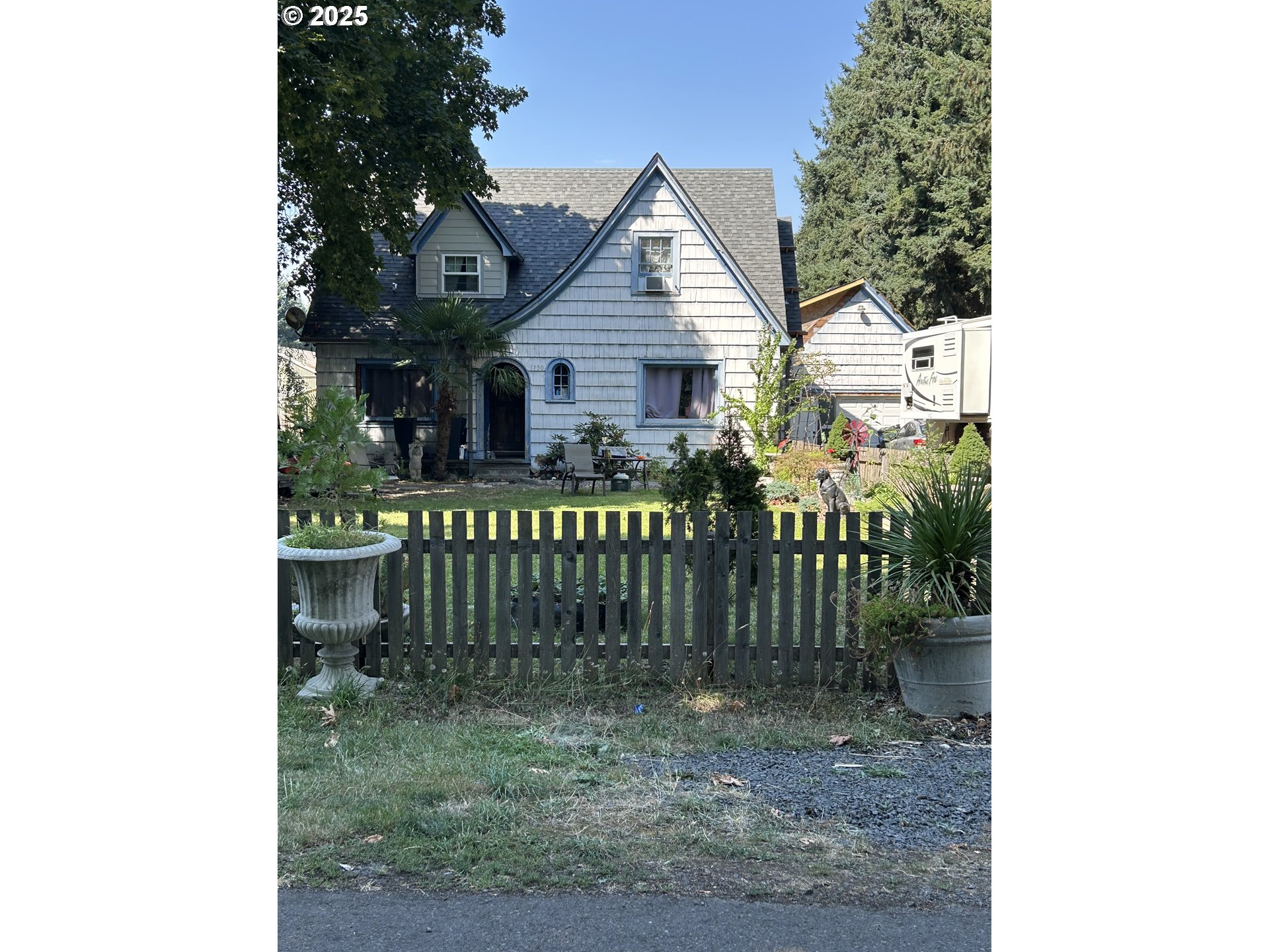 1130 Anderson Lane Springfield, OR 97477 - Photo 2 of 6 a front view of a house with a garden