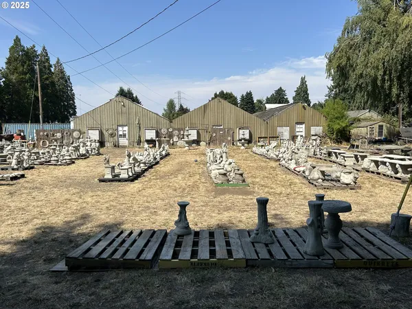 a view of a house with backyard and trees