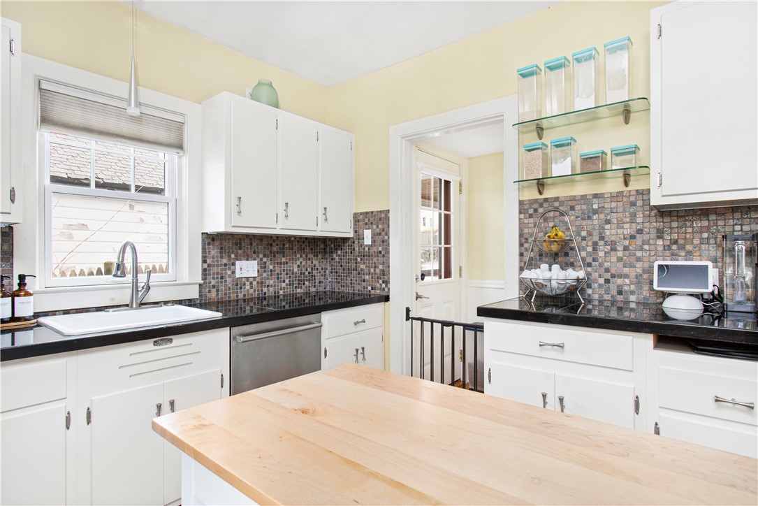 83 Colonial Road Providence, RI 02906 - Photo 17 of 37