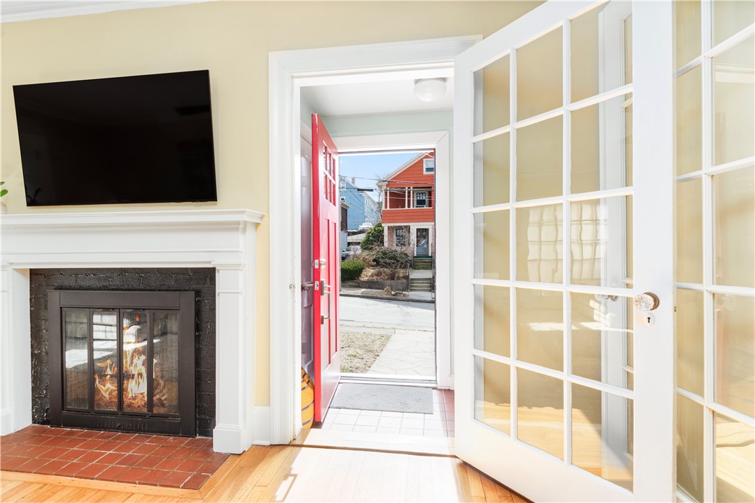 83 Colonial Road Providence, RI 02906 - Photo 3 of 37
