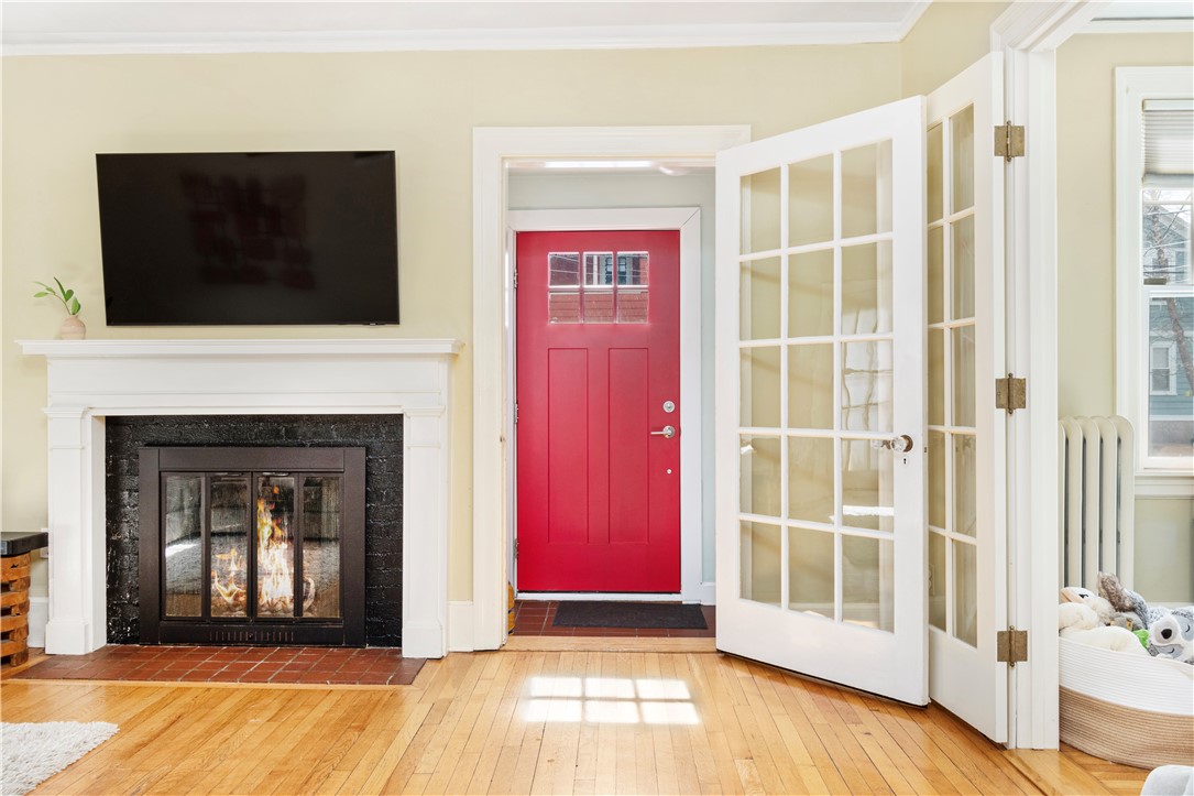 83 Colonial Road Providence, RI 02906 - Photo 4 of 37
