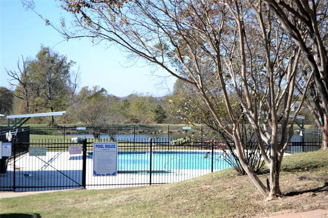 a view of a yard in front of the house