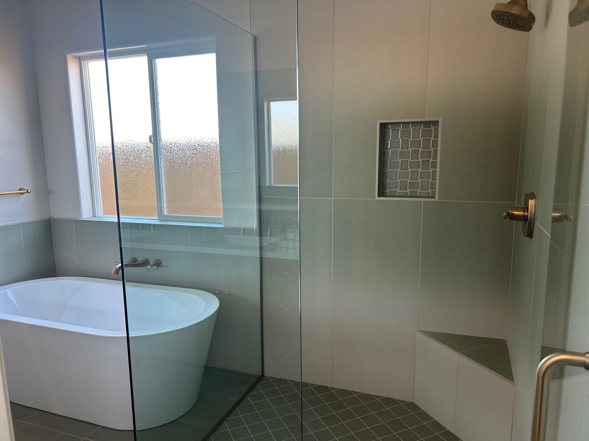 952 Hidden Ridge Tulare, CA 93274 - Photo 12 of 23 Bathroom Tub