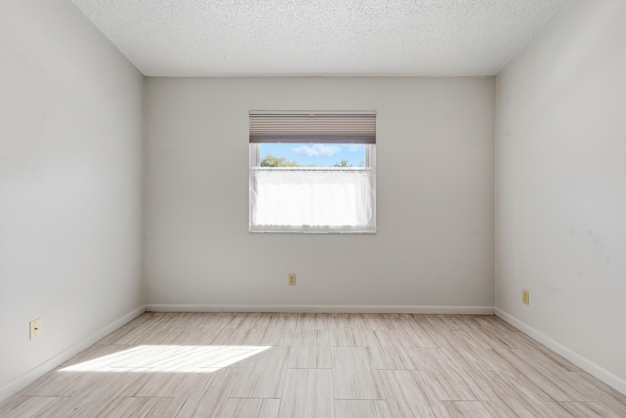 32 Navarra Court St. Augustine Shores, FL 32086 - Photo 28 of 40 an empty room with a window