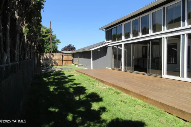 a view of a house with a backyard