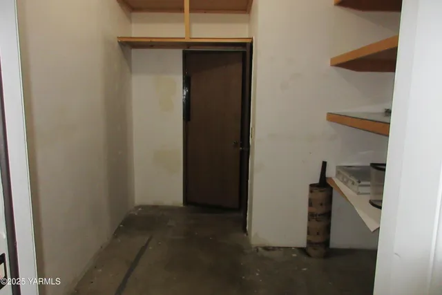 a view of walk in closet