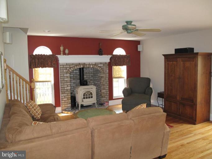 605 Academy Road Catonsville, MD 21229 - Photo 6 of 29 Family Room