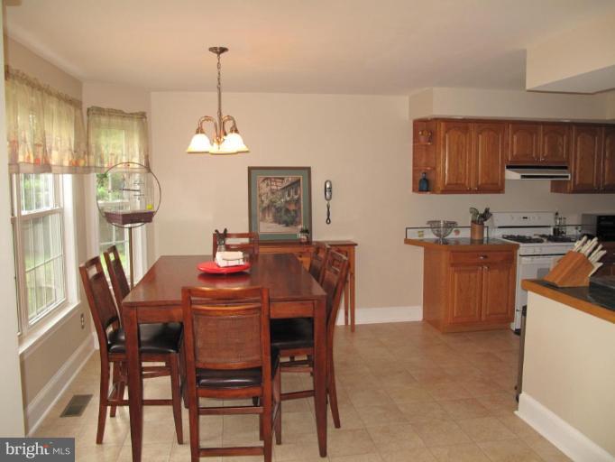605 Academy Road Catonsville, MD 21229 - Photo 7 of 29 Kitchen/Dining Room