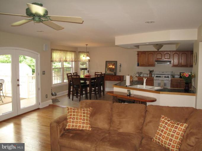 605 Academy Road Catonsville, MD 21229 - Photo 8 of 29 Family Room #2