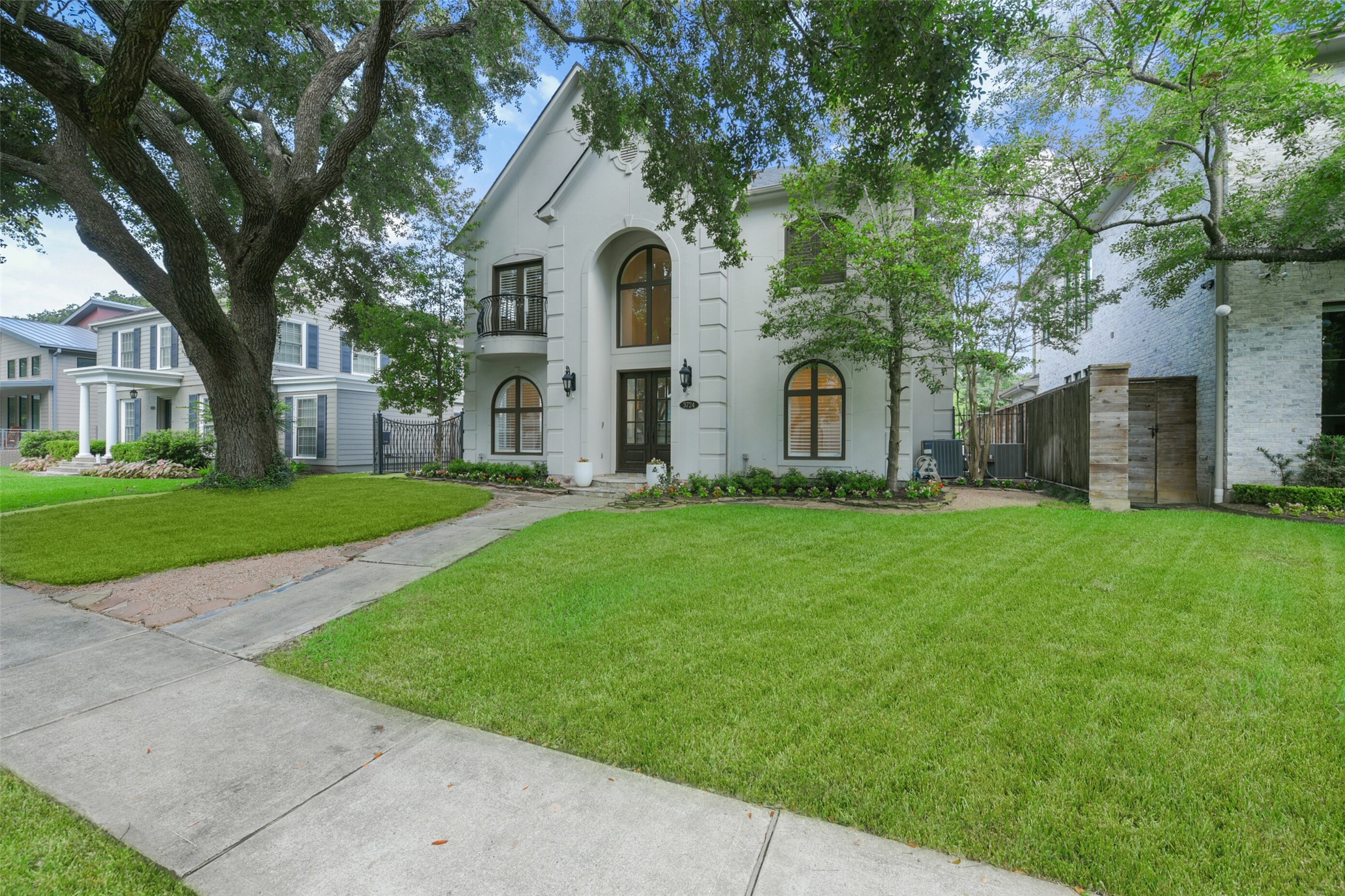 3724 Wroxton Road Houston, TX 77005 - Photo 2 of 40 This scenic West University Street is a hidden gem - a quiet, cul-de-sac street with large lots and close proximity to West U Elementary, neighborhood parks, walking trail, Tiny's, Milk & Cookies, and more.